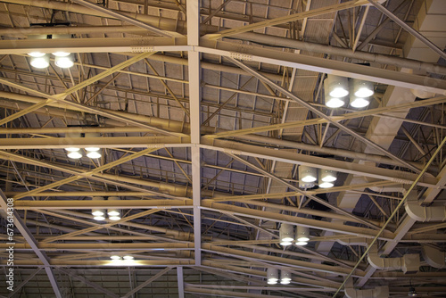 鉄筋構造の体育館の天井の様子