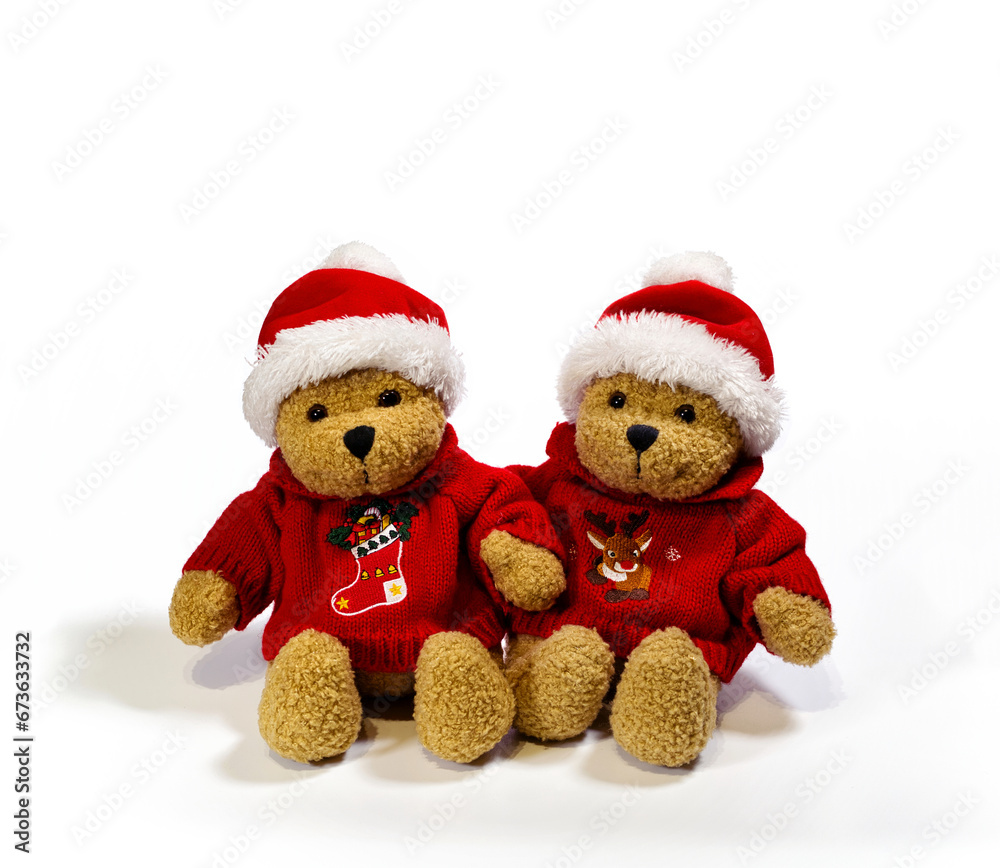 Zwei Teddybären mit Weihnachtspullover und Weihnachtsmützen