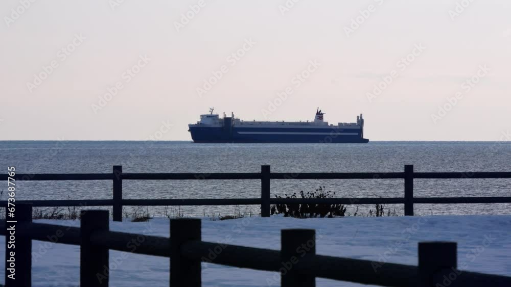 冬の公園と貨物船 苫小牧の海景 北海道 冬の公園と貨物船 苫小牧の海景 北海道