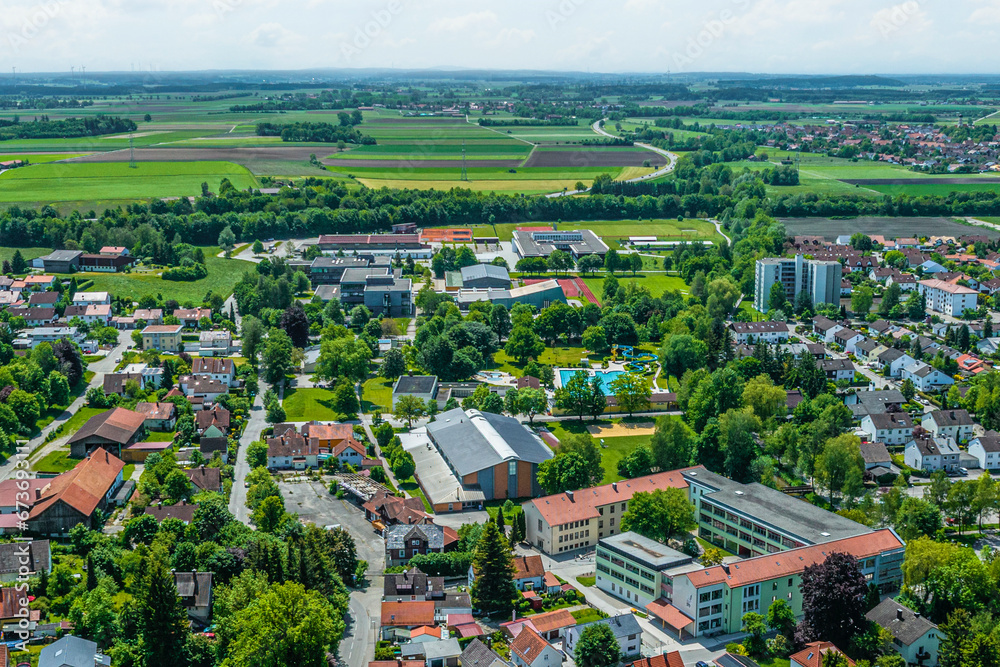 Die mittelschwäbische Stadt Buchloe im Landkreis Ostallgäu von oben, Blick nach Süden ins Alpenvorland 