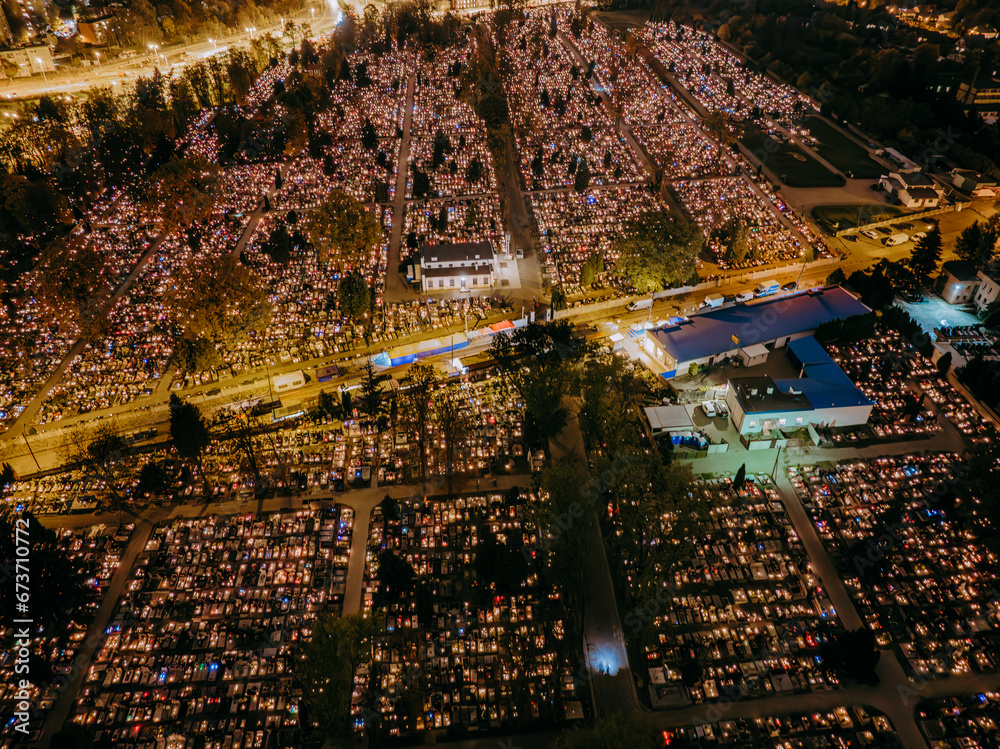Cmentarz nocą widziany z drona