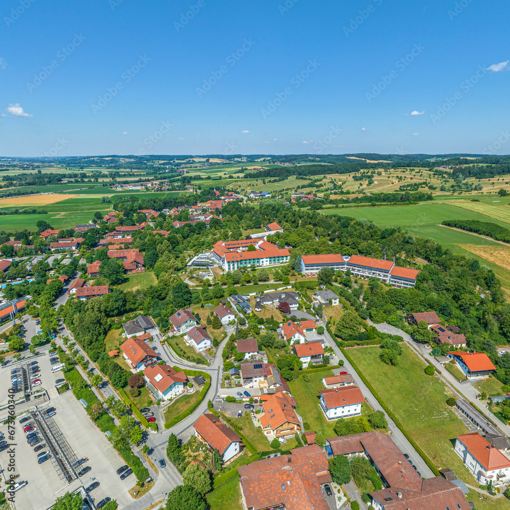 Das Kurzentrum der Germeinde Bad Birnbach im Niederbayerischen Bäderdreieck aus der Luft