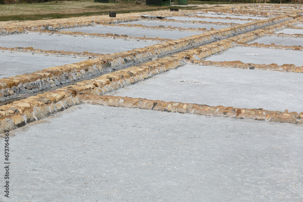 Salinas romanas ,primer plano de la superficie, textura , producción de sal natural en España