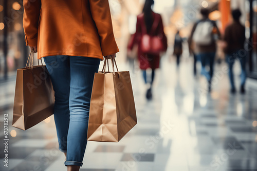 Personas de compras en un centro comercial con bolsas. photo