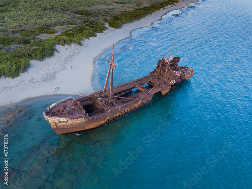 Vue aérienne d'un bateau échoué sur une plage en Grèce (le navire est le Dimitrios).