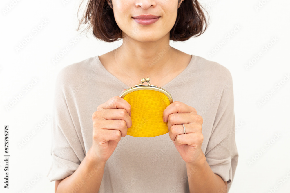 財布を持つ女性 財布を持つ女性
