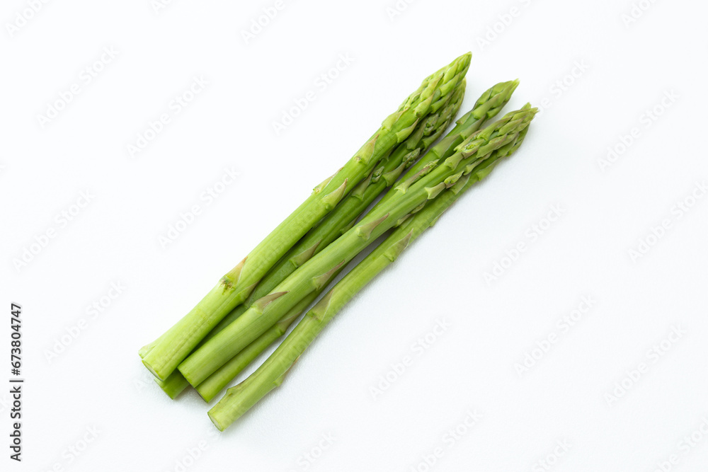 Fototapeta premium 白背景にアスパラガス