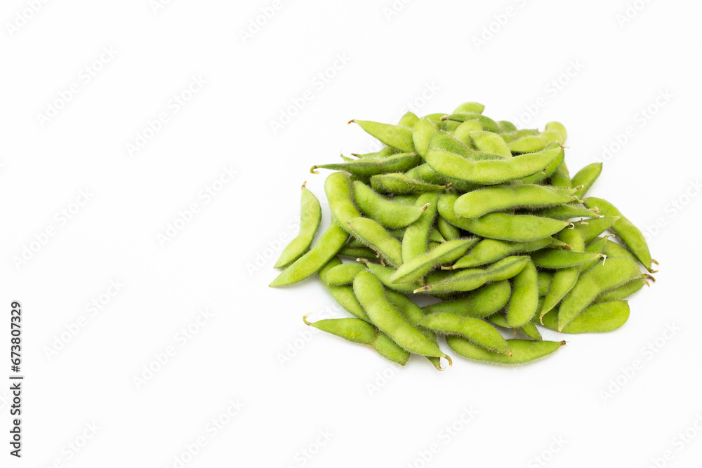白背景に枝豆 白背景に枝豆