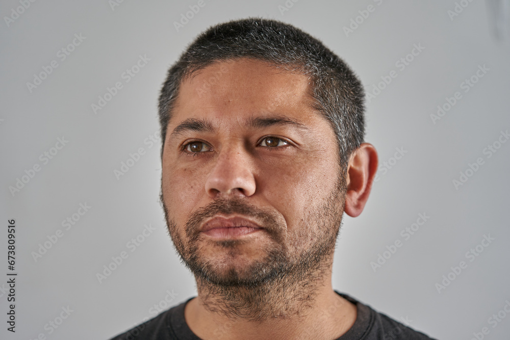 Obraz premium Neutral Backdrop Frames the Focused Man