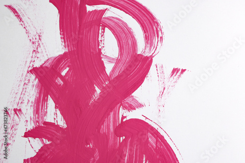 Fondo astratto: pennellate di tempera rosa su carta bianca, spazio per testo photo