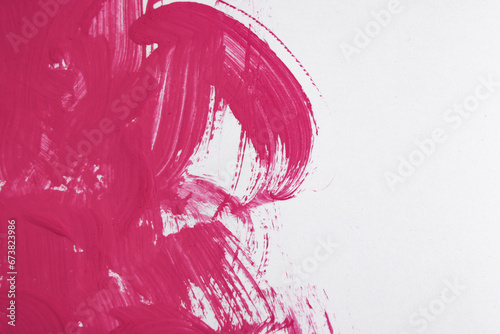 Fondo astratto: pennellate di tempera rosa su carta bianca, spazio per testo