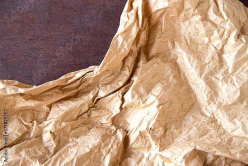 皺くちゃのハトロン紙の背景（茶色とこげ茶、曲線,分割）