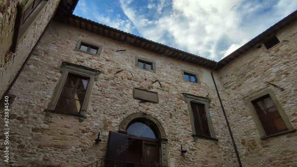 Corte del castello medievale di Frontone nelle Marche Corte del castello medievale di Frontone nelle Marche