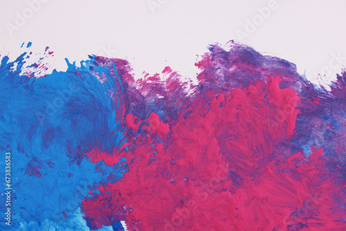 Fondo astratto: pennellate di tempera di colore viola e azzurro su carta bianca, spazio per testo photo