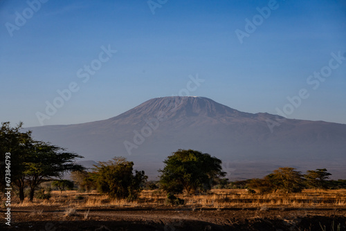 Blick von Kenia auf das Kilimanjaro Bergmassiv in Tansania  photo