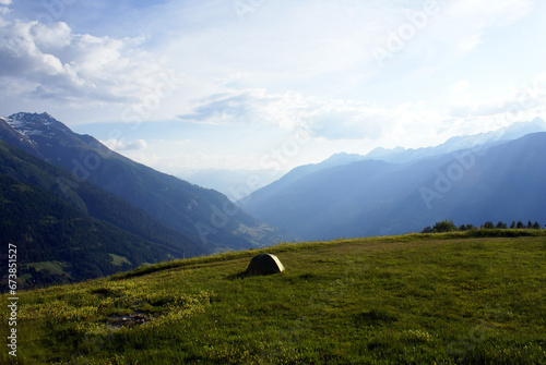 Tente isolée dans les Alpes