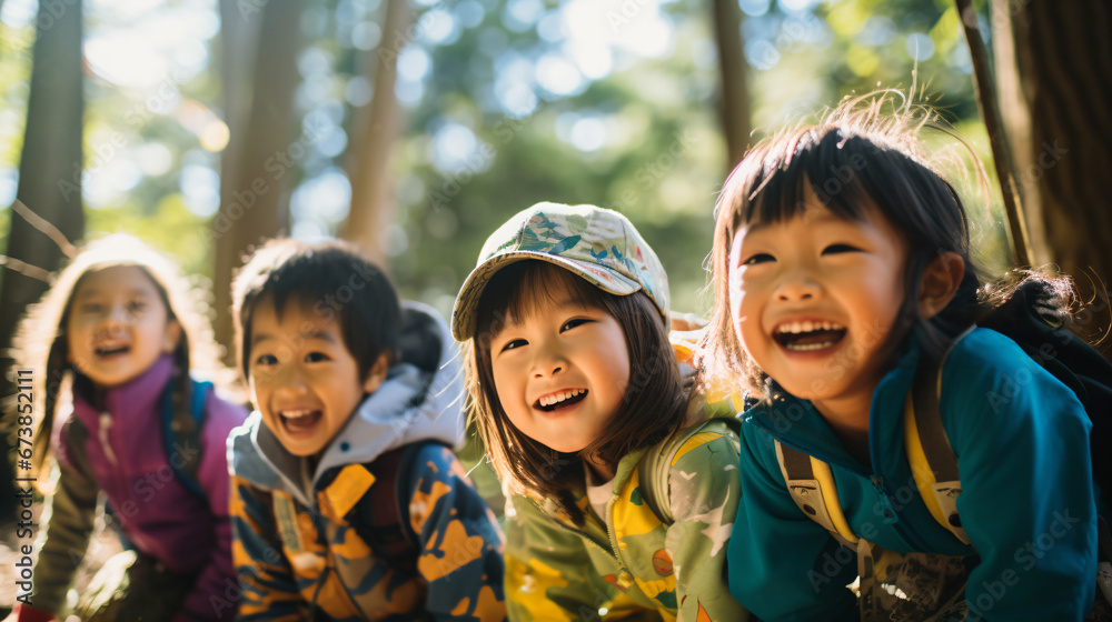 日本の「森のようちえん」で自然を楽しむ笑顔の子ども4人