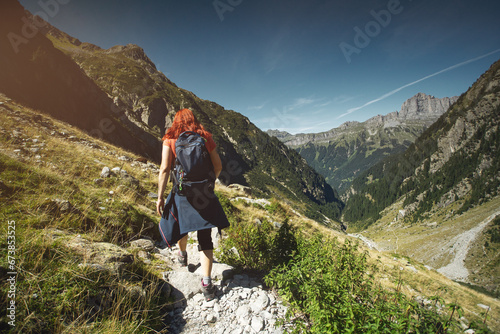 Frau beim Wandern in den Alpen 