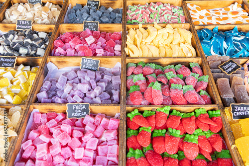 Colorful assortment of homemade candies with fruit flavors.
Translated text: sugar free blackberry, strawberry, licorice and cherry; three chocolates, lemon meringue, cubalibre and beer. photo