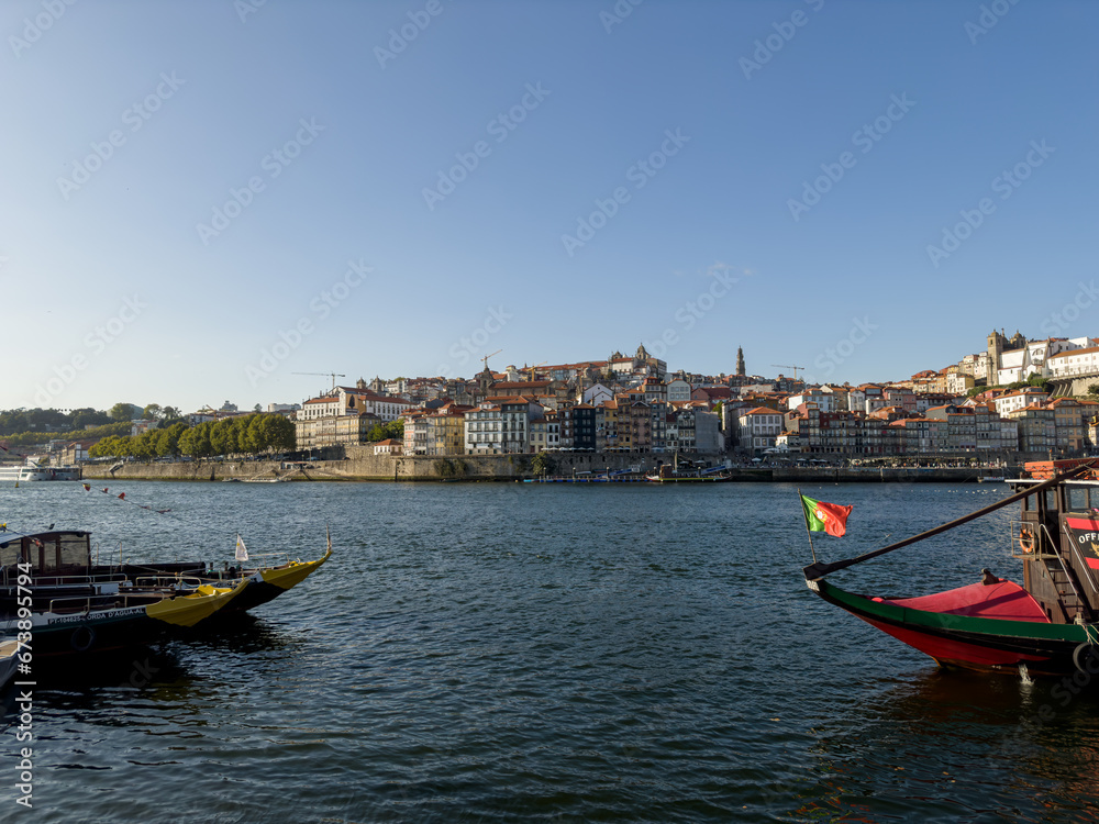 Panorama starego miasta w Porto widziana z drugiej strony rzeki