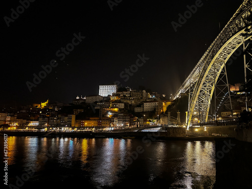 nocny widok na słynny most i starówkę Porto