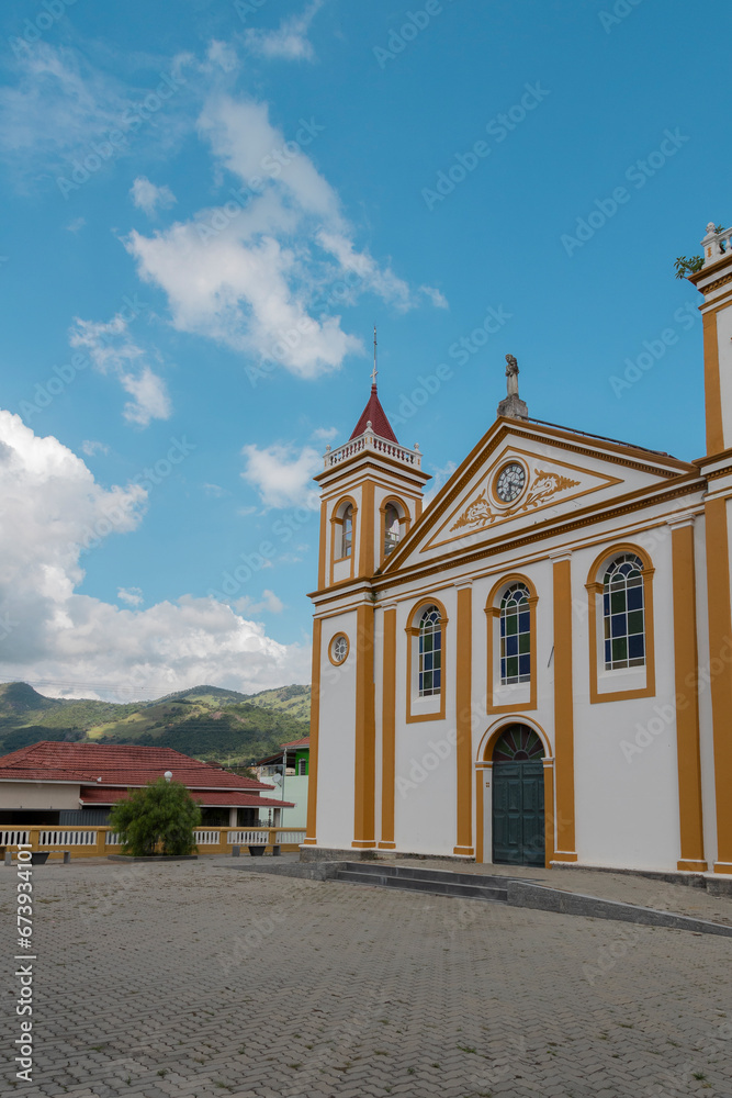 Fototapeta premium Arquitetura externa da igreja matriz da cidade Piranguçu, Minas Gerais