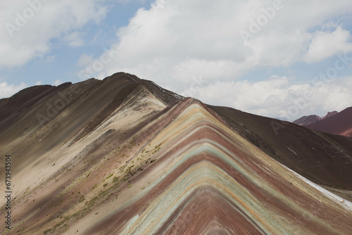 a Montaña de 7 Colores, también conocida como Vinicunca o Montaña Arcoíris, es un espectacular y asombroso fenómeno natural en los Andes peruanos. 