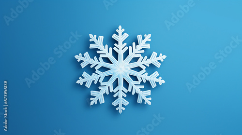 Pojedyncza biała śnieżynka na jednolitym niebieskim tle photo