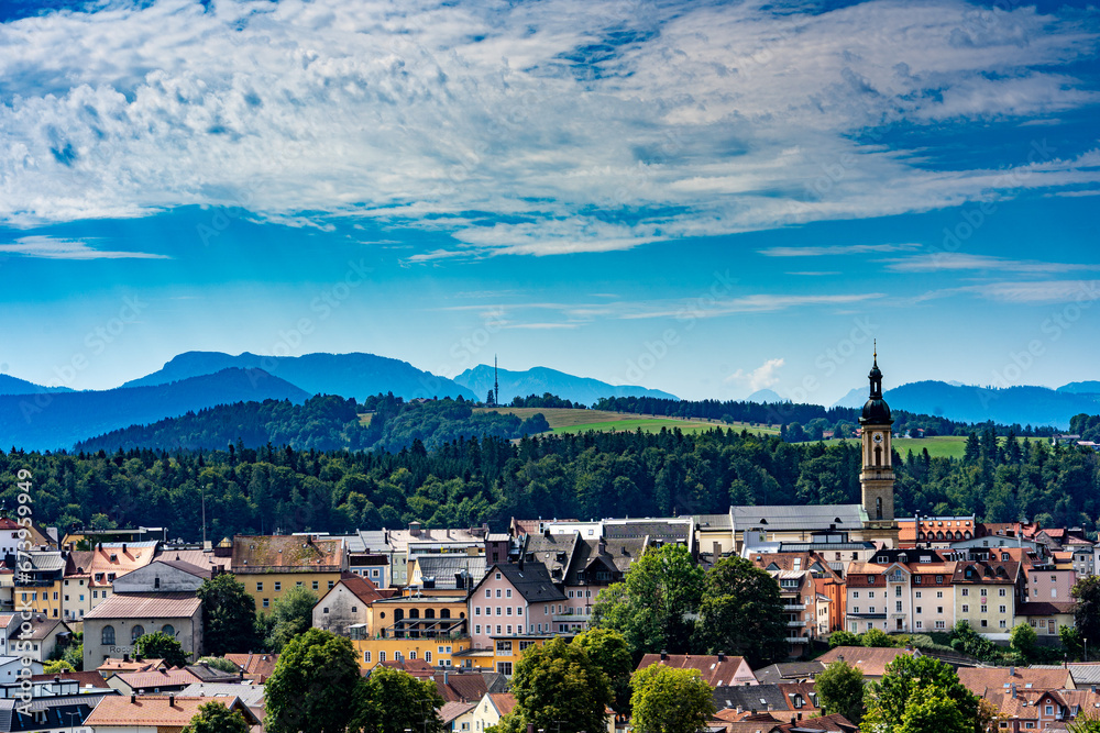 Schöner Blick über die Alte Stadt Traunstein in Bayern mit Blick auf die Alpen