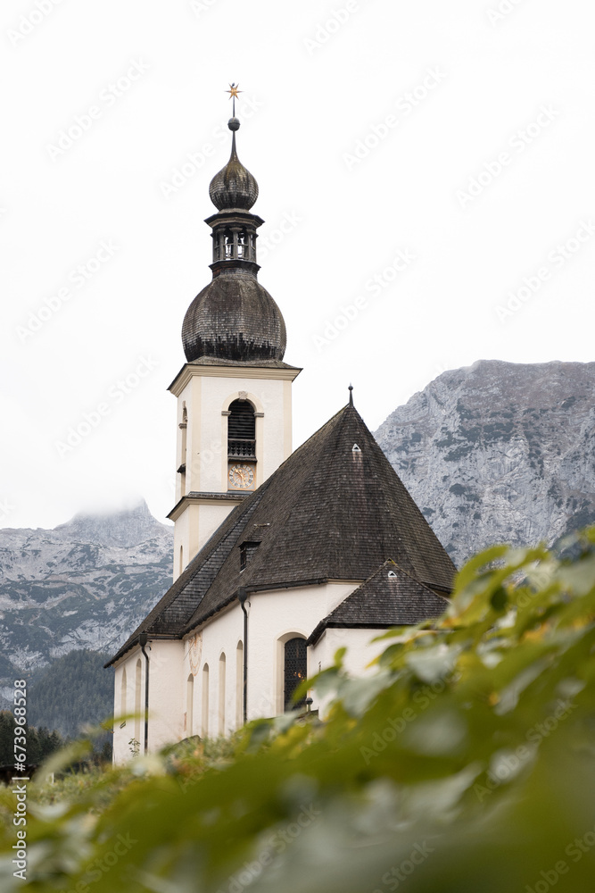 Kirche im Berchtesgadener Land, Ort Ramsau in den Alpen, Bergpanorama im Herbst