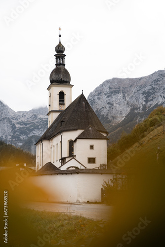 Kirche St. Sebastian in Ramsau, Berchtesgadener Land in den Alpen, Kloster im Gebirge, Berge, Bergpanorama