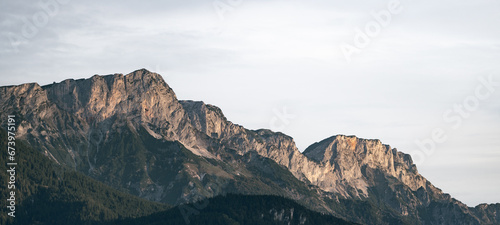 Berggipfel am Morgen in schönem Sonnenlicht, helle berge, Alpen