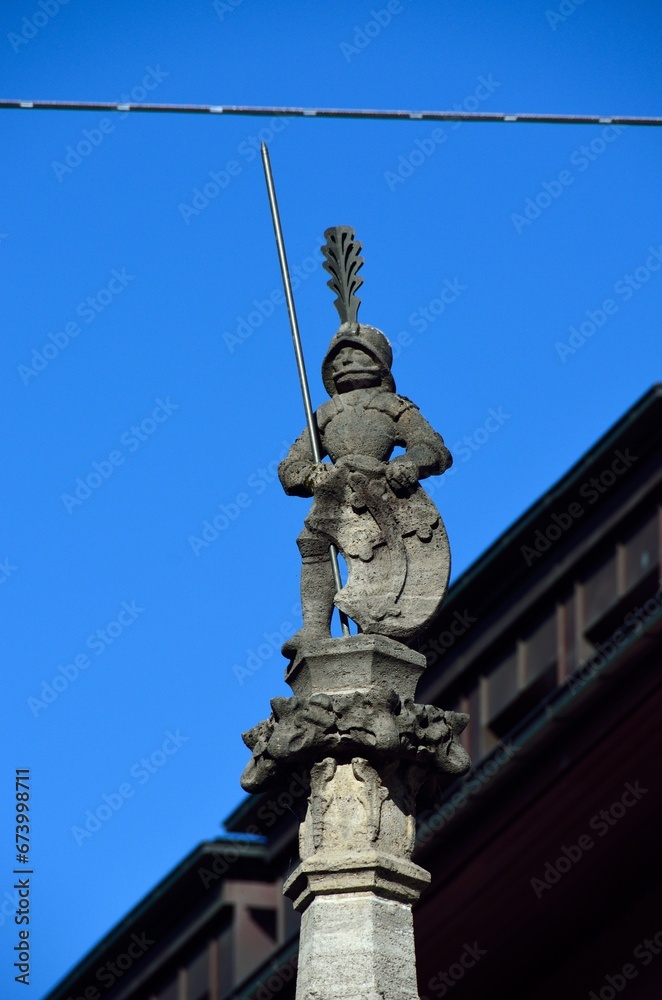 Detalle de la fuente Weinmarkt-Brunnen en Lucerna, Suiza Detalle de la fuente Weinmarkt-Brunnen en Lucerna, Suiza