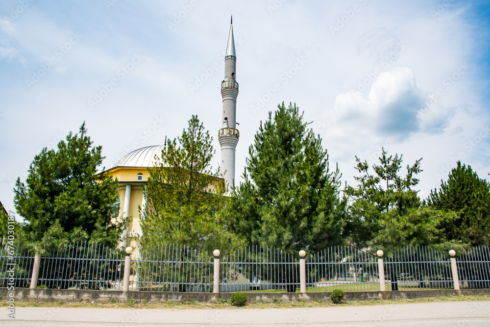 Obraz premium The mosque in town of Radoste in Kosovo