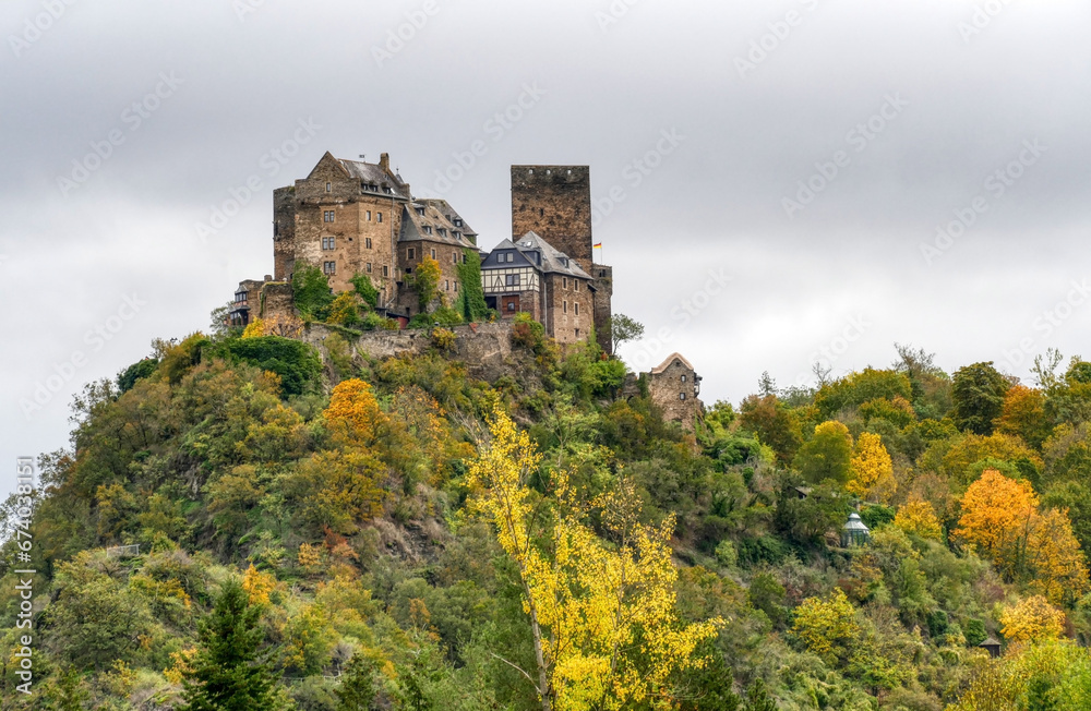 Historische Burg in Oberwesel am Rhein im Herbst