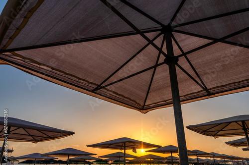 Viele Sonnenschirme am Strandabschnitt eines Hotels