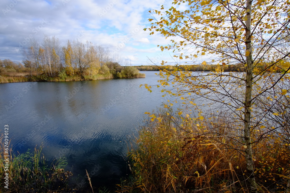 Obraz premium autumn trees reflected in water