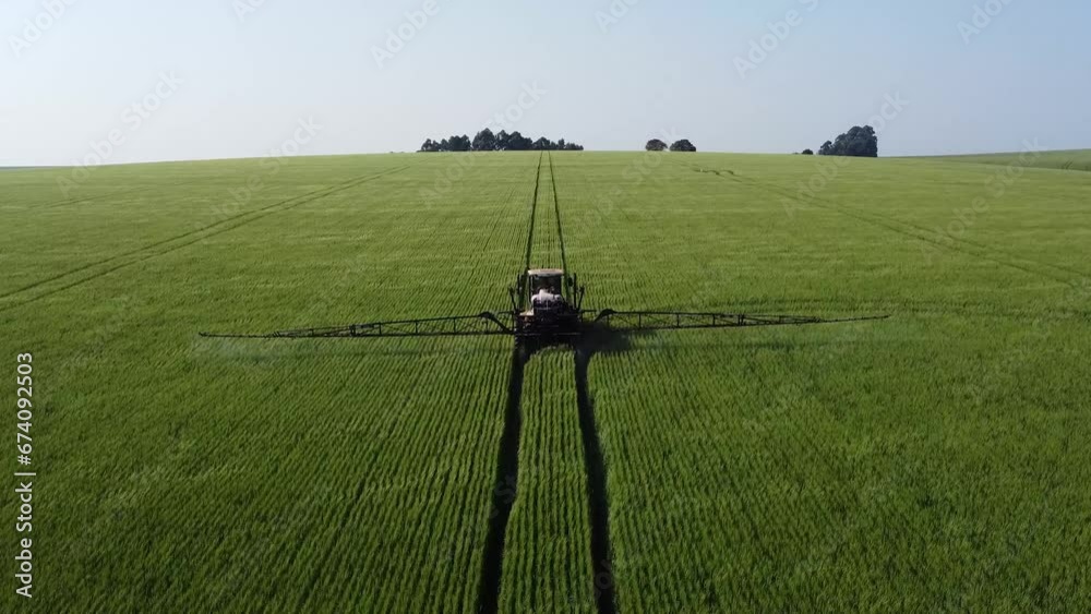Aplicação de defensivo com pulverizador em lavoura de trigo com drone