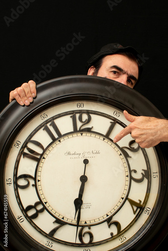 Un hombre con un reloj muy grande photo