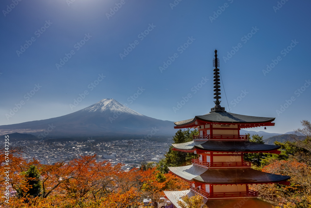 Obraz premium Stunning view at Mount Fuji from the Chureito Pagoda at Arakura Sengen Shrine.