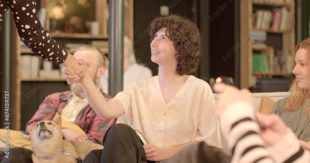 Obraz premium Etiquette and courtesy Health manifestation good manners and respect other participants, including speaker. She pulls her hand to the teacher, the dog, the mental balance of the person in stress.
