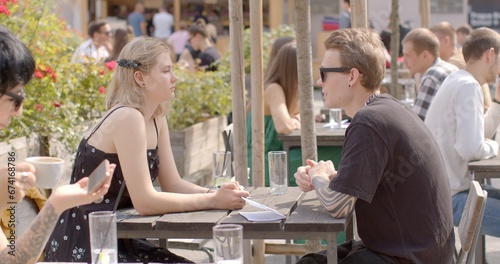 Foto One-on-one or face-to-face engagements between individuals