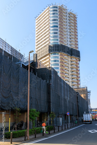 Foto 外壁の修繕工事、低層ビル用の固定足場と高層ビル用の移動昇降式足場