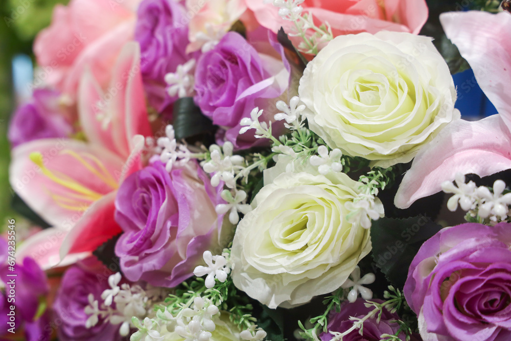 Obraz premium Roses in the bride's bouquet at the wedding