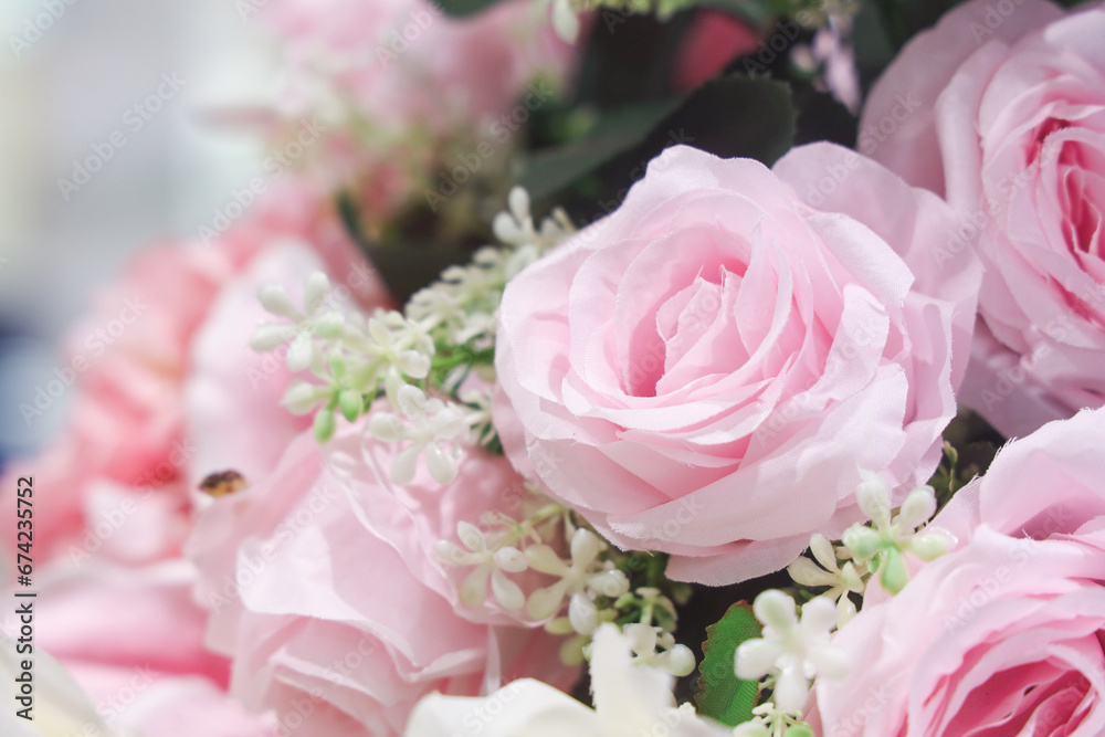 Obraz premium Roses in the bride's bouquet at the wedding