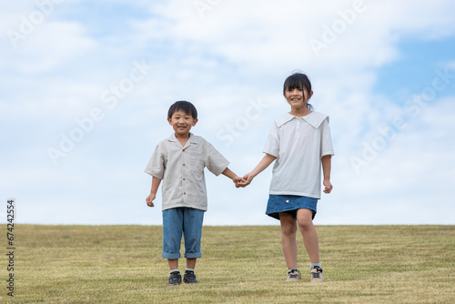 笑顔で手を繋ぐ子ども Children smiling and holding hands