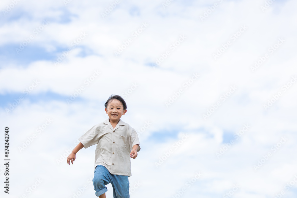 無邪気に走る子ども　child running innocently