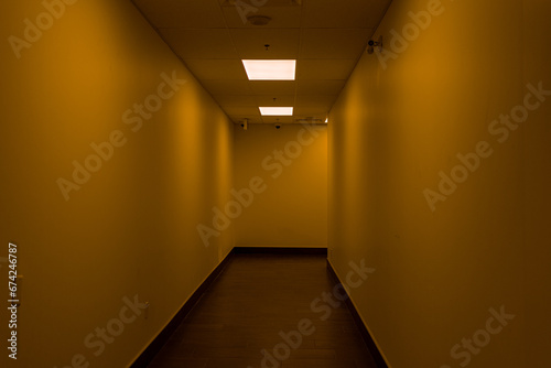 Foto Empty hallway - dimly lit - orange glow - fluorescent light