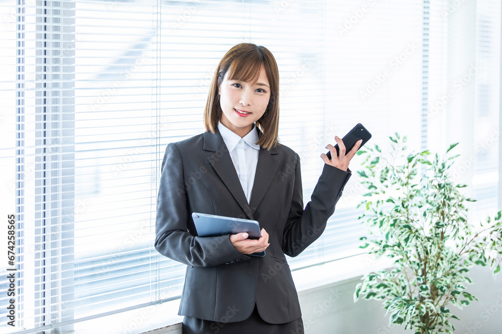 スーツを着て微笑む女性 A smiling woman wearing a suit スーツを着て微笑む女性 A smiling woman wearing a suit