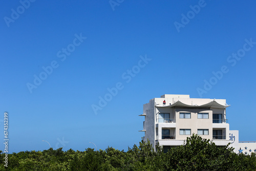 Edificio moderno en color blanco, en medio de la selva, estilo de vida, lujo y exclusividad,  photo